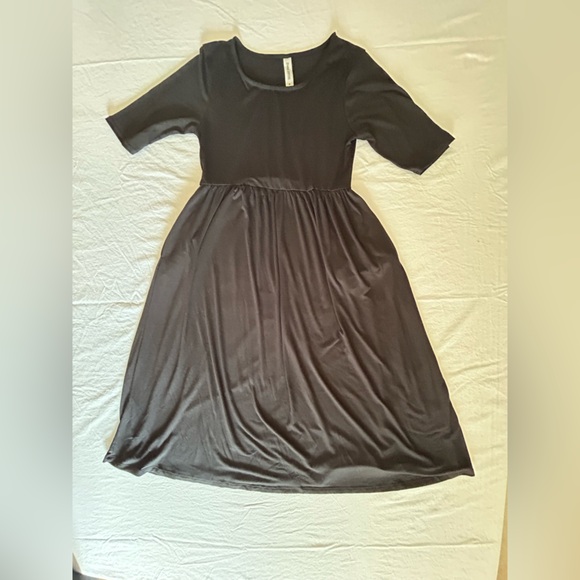 Zenana Outfitters Dresses & Skirts - Black Short Sleeve Fit & Flare Midi Dress With Pockets